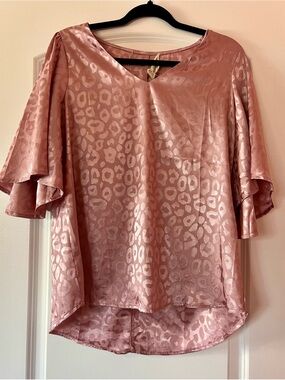 Savanna Jane Women's Blush Pink Satin Leopard Print Flutter Sleeve Top